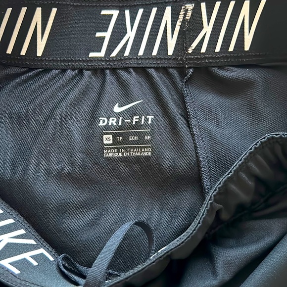 Nike Women’s Dry Training Shorts - Picture 3 of 3